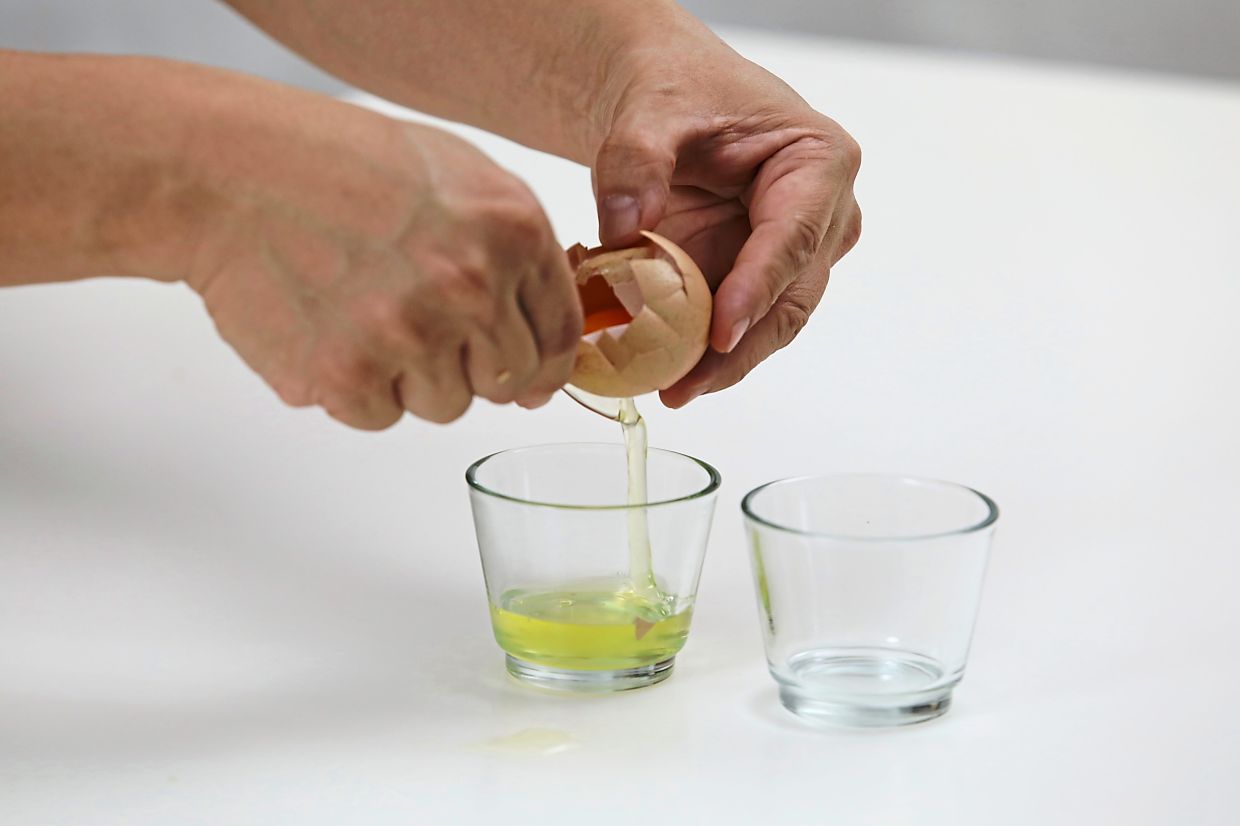 Separate egg yolk from the white, using the yolk for the dough and egg white for the filling.